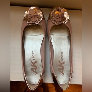 Women’s Anne Klein Sport Pink/Rose Gold Flats with Flower - Size 10M